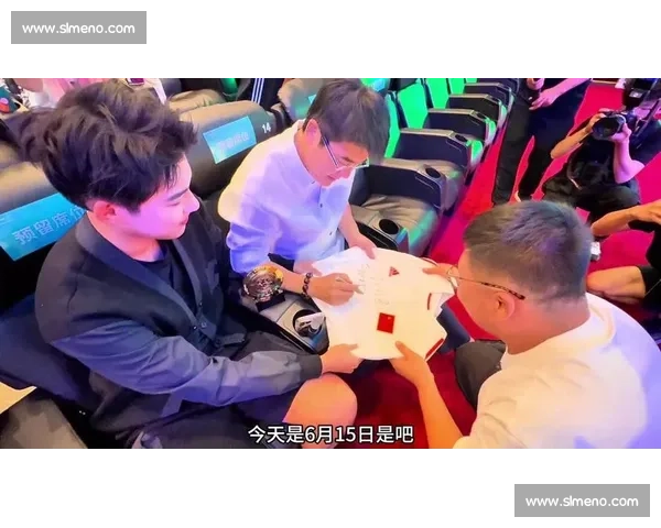 李明携子亮相世俱杯!高颜值父子同框引热议 李明携子亮相世俱杯!高颜值父子同框引热议